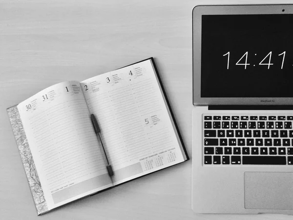 Use Time Management Techniques to Manage Time in a Financial Services Environment Use Time Management Techniques to Manage Time in a Financial Services Environment